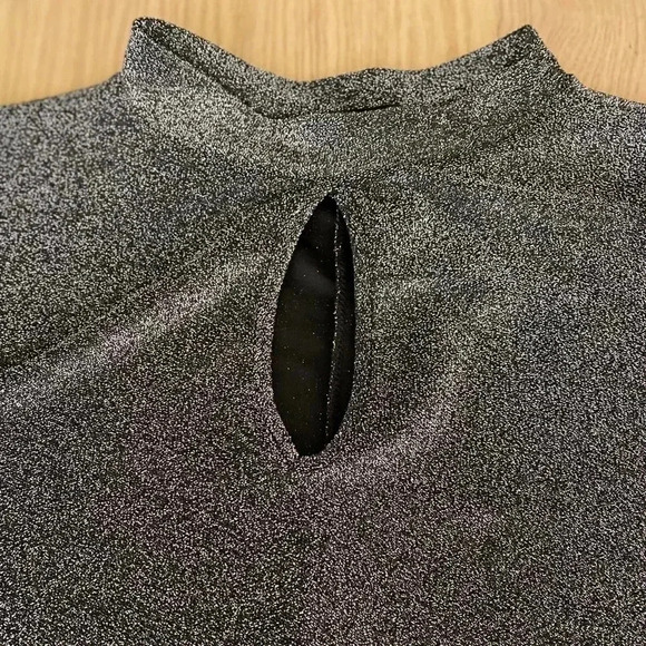 🆕Cut Out High Neck Form Glitter Top 3X🆕 - Picture 5 of 7